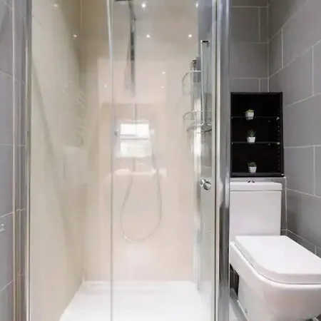 Bright And Quiet 2-Bed 2-Bath With Great Patio Apartment London Exterior photo