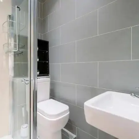 Bright And Quiet 2-Bed 2-Bath With Great Patio Apartment London Exterior photo